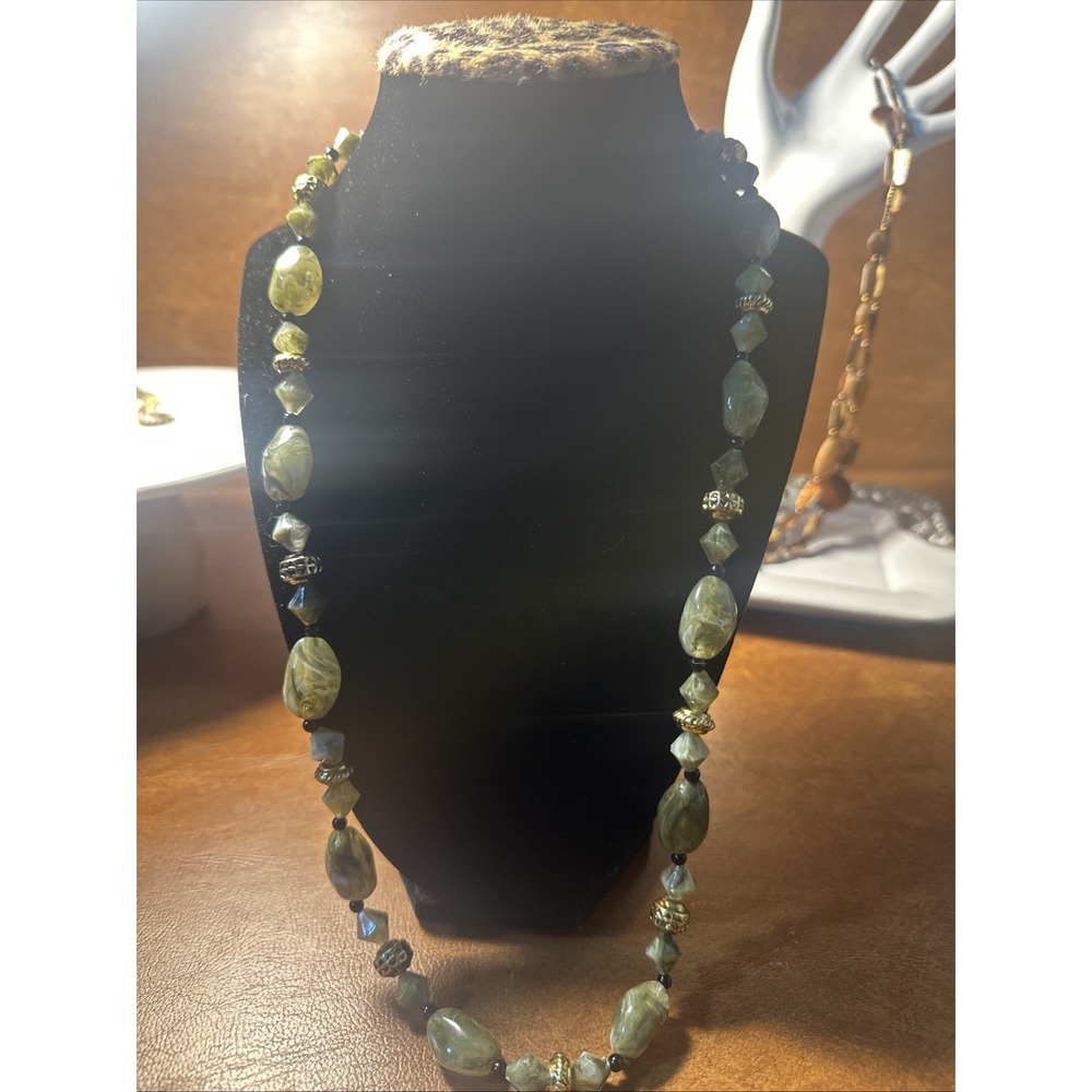 Green glass bead necklace with beads in Oval, teardrop, round shapes Preowned
